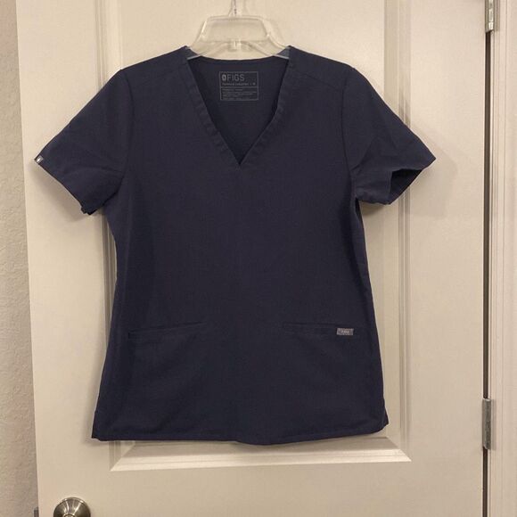 Figs scrub top size medium ￼ - Picture 1 of 5